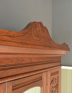 j-1032-f アンティークワードローブの飾り