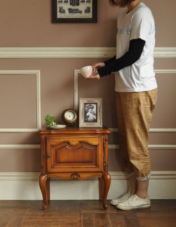 j-1036-f アンティークナイトテーブルのモデル入り