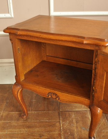 j-1036-f アンティークナイトテーブルの扉内