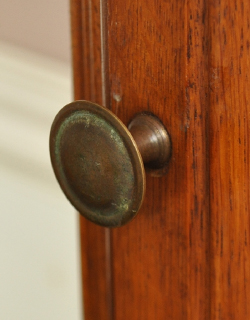 j-1036-f アンティークナイトテーブルの横