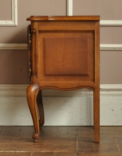 j-1036-f アンティークナイトテーブルの横