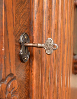 j-1042-f アンティークサイドボードの鍵穴