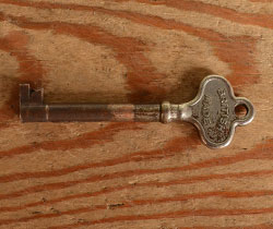 j-1042-f アンティークサイドボードの鍵