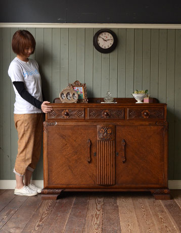 j-1042-f アンティークサイドボードのモデル入り