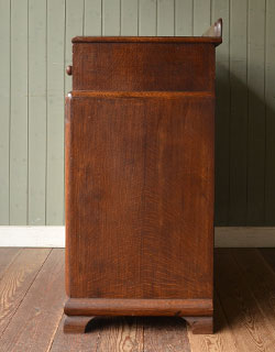 j-1042-f アンティークサイドボードの横