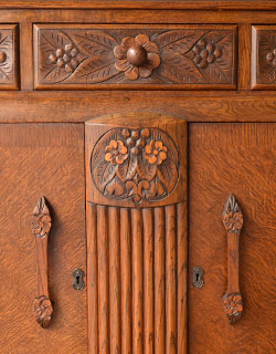 j-1042-f アンティークサイドボードの装飾