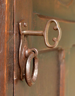 j-1043-f アンティーク ワードローブの鍵穴