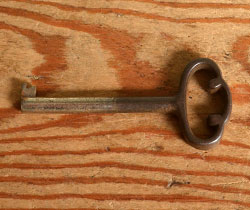 j-1043-f アンティーク ワードローブの鍵