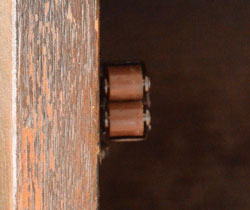 j-1043-f アンティーク ワードローブのローラーキャッチャー