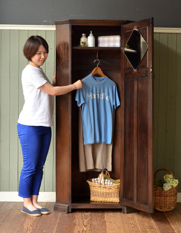 j-1043-f アンティーク ワードローブのモデル入り