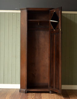 j-1043-f アンティーク ワードローブの中