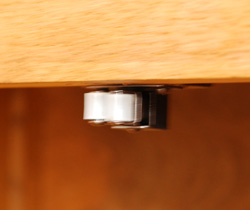 j-1061-f アンティークキャビネットのローラーキャッチャー