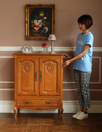 j-1061-f アンティークキャビネットのモデル入り