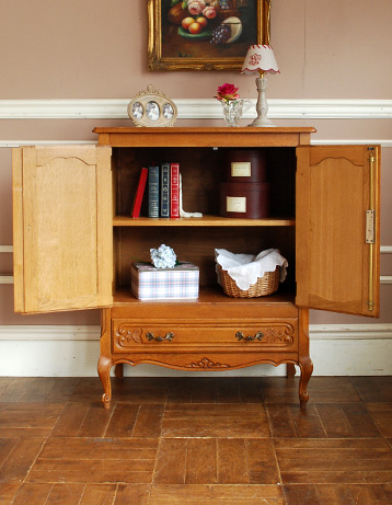 j-1061-f アンティークキャビネットのオープン時