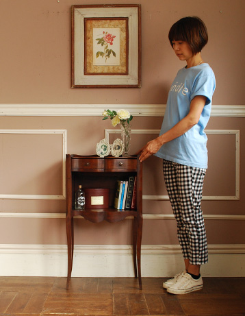 j-1067-f アンティークナイトテーブルのモデル入り