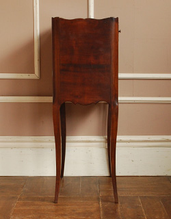 j-1067-f アンティークナイトテーブルの横から