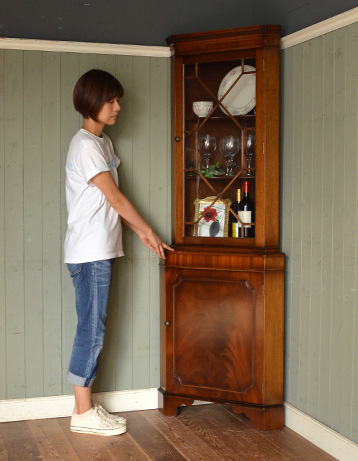 j-1088-f アンティークコーナーキャビネットのモデル入り