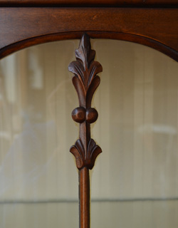 j-1092-f アンティークガラスキャビネットの装飾