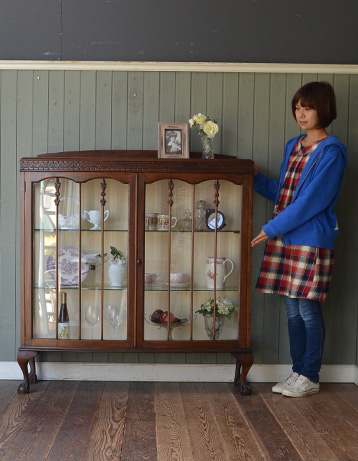 j-1092-f アンティークガラスキャビネットのモデル入り