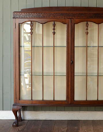 j-1092-f アンティークガラスキャビネットのアップ