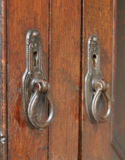 j-1094-f アンティークミラー付きサイドボードの取っ手１