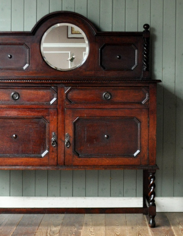 j-1094-f アンティークミラー付きサイドボードのアップ