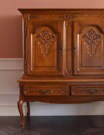 j-1095-f アンティークキャビネットのアップ