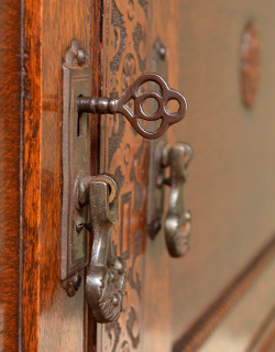 j-1109-f アンティークサイドボードの鍵穴