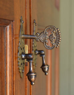 j-1138-f アンティークワードローブの鍵穴