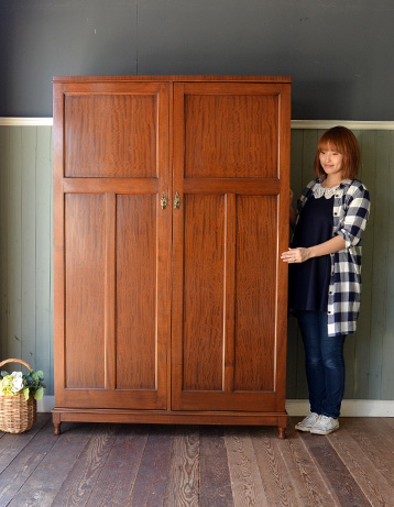 j-1138-f アンティークワードローブのモデル入り