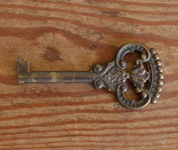 j-1138-f アンティークワードローブの鍵