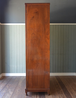 j-1138-f アンティークワードローブの横