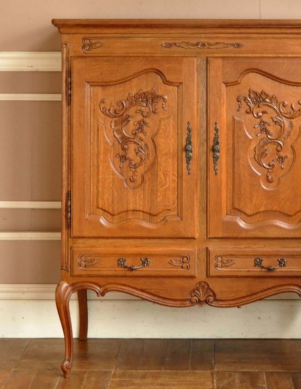 j-1149-f アンティークキャビネットのアップ