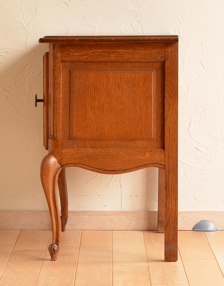 j-1199-f アンティークナイトテーブルの横