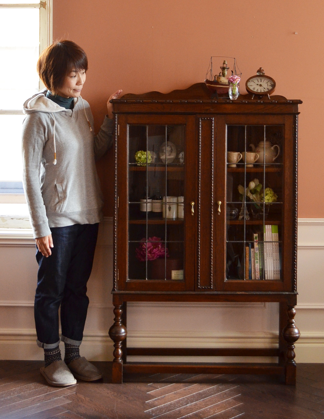 j-1202-f アンティークブックケースのモデル入り