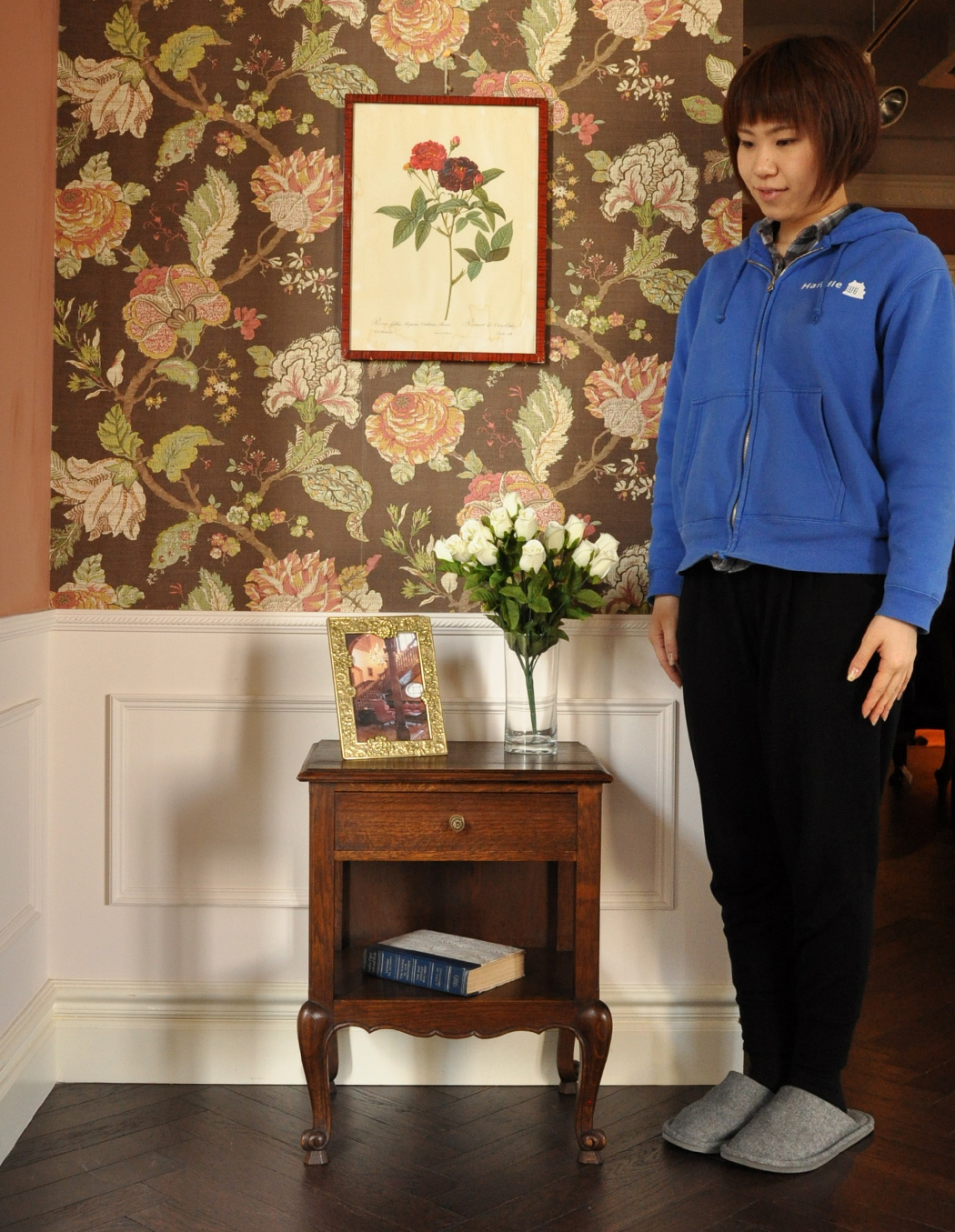 j-1222-f アンティークナイトテーブルのモデル入り