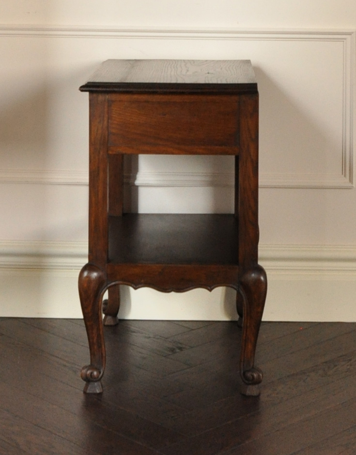 j-1222-f アンティークナイトテーブルの横