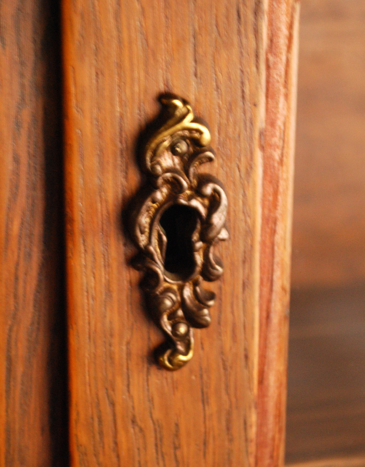 j-1229-f アンティークウォールキャビネットの鍵穴