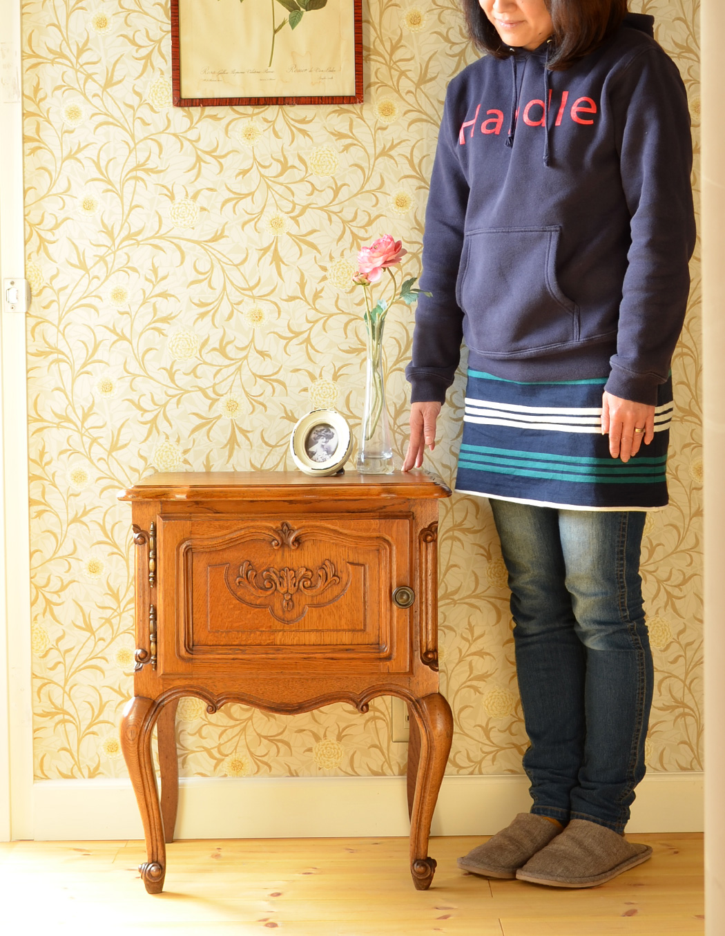 j-1232-f アンティークナイトテーブルのモデル入り