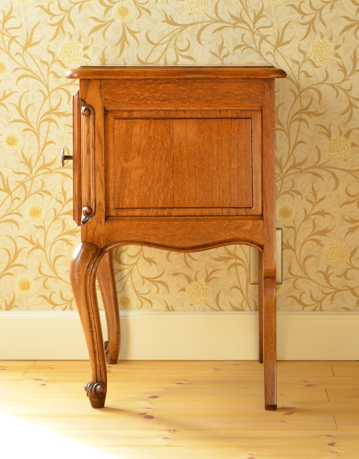 j-1232-f アンティークナイトテーブルの横