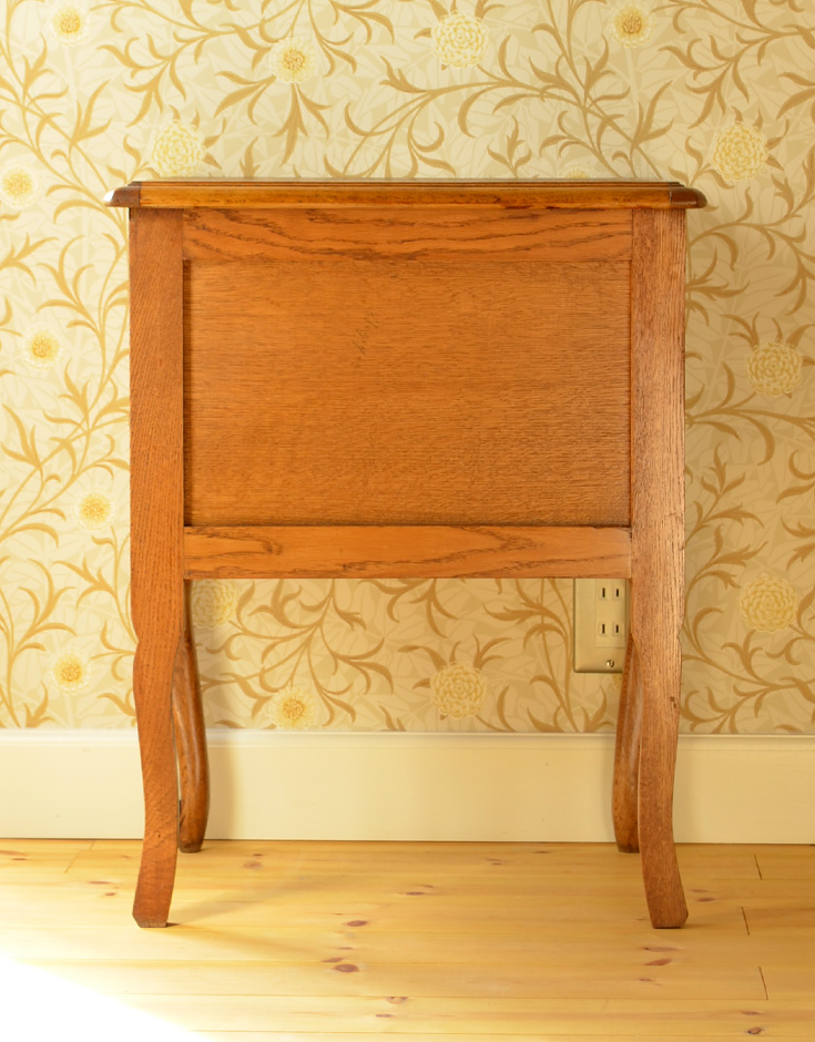 j-1232-f アンティークナイトテーブルの後ろ