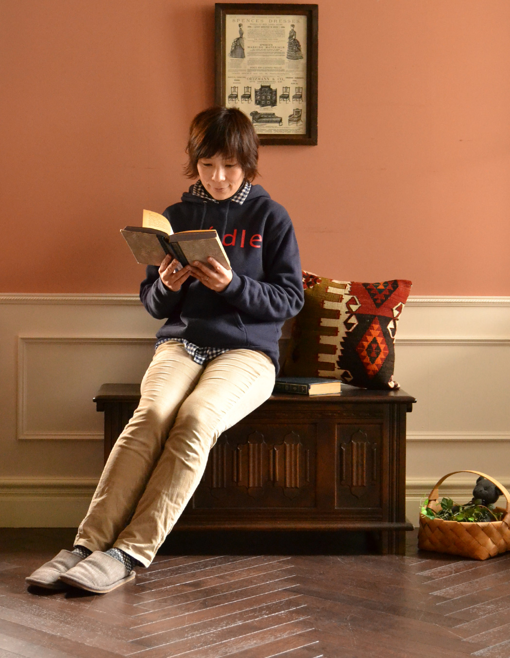 j-1294-f アンティークコファー（ベンチ）のモデル入り