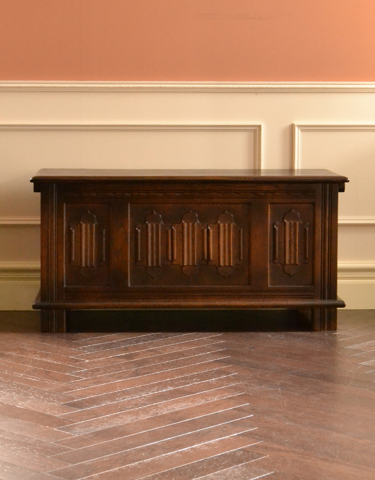 j-1294-f アンティークコファー（ベンチ）の前