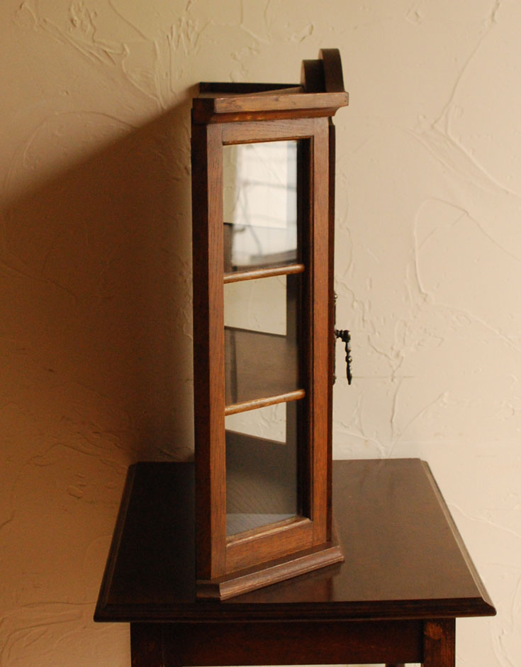 j-1300-f アンティークウォールキャビネットの横