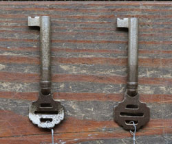 曲線とオークの木目が美しく融合されたアンティークキャビネット