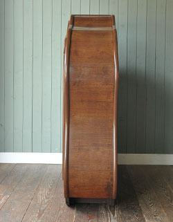 曲線とオークの木目が美しく融合されたアンティークキャビネット