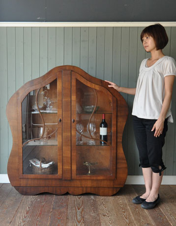 曲線とオークの木目が美しく融合されたアンティークキャビネット