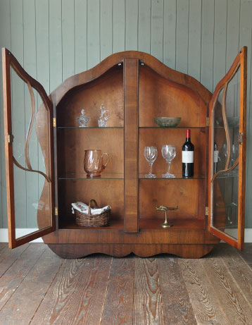 曲線とオークの木目が美しく融合されたアンティークキャビネット