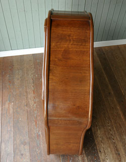 曲線とオークの木目が美しく融合されたアンティークキャビネット