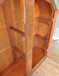 曲線とオークの木目が美しく融合されたアンティークキャビネット